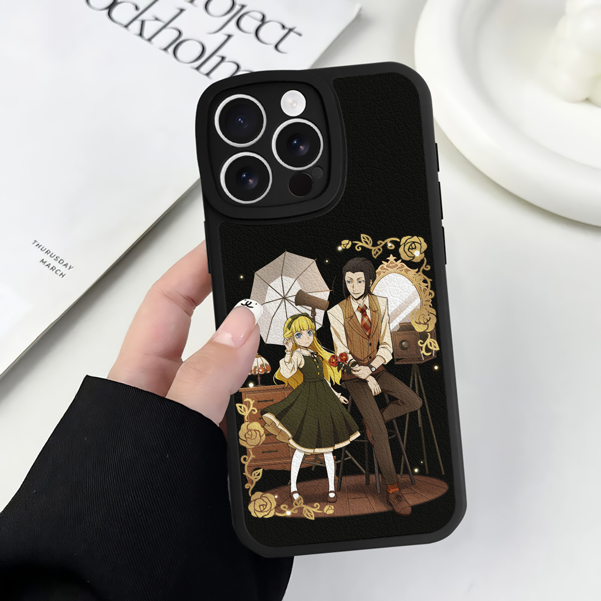 （画像用） 文豪ストレイドッグス Bungo Stray Dogs 【iPhone 16シリーズ対応】シリコンスマホケース（レザー調） 材質：シリコン
